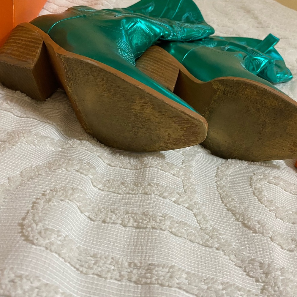 Green boots - Picture 2 of 3